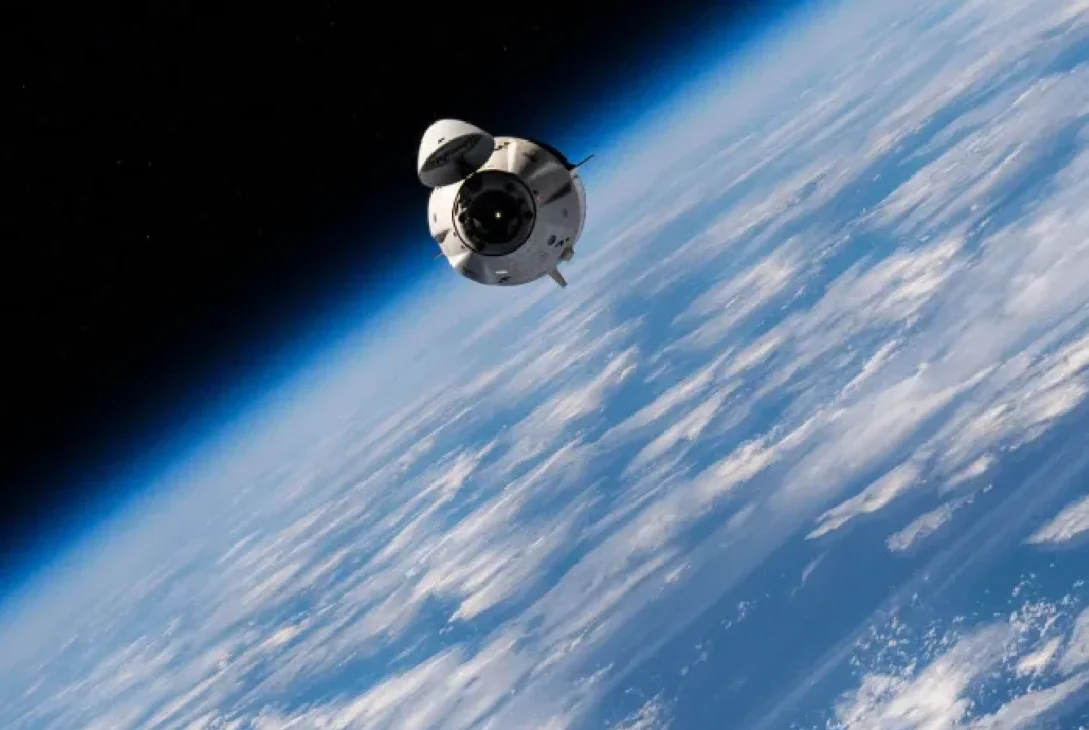 NASA Astronauts Bring Phones to the Moon-01